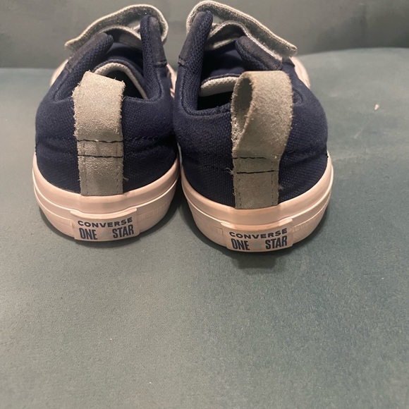 Toddler Converse low top toddler sneakers / size 10 US toddler - Picture 2 of 13